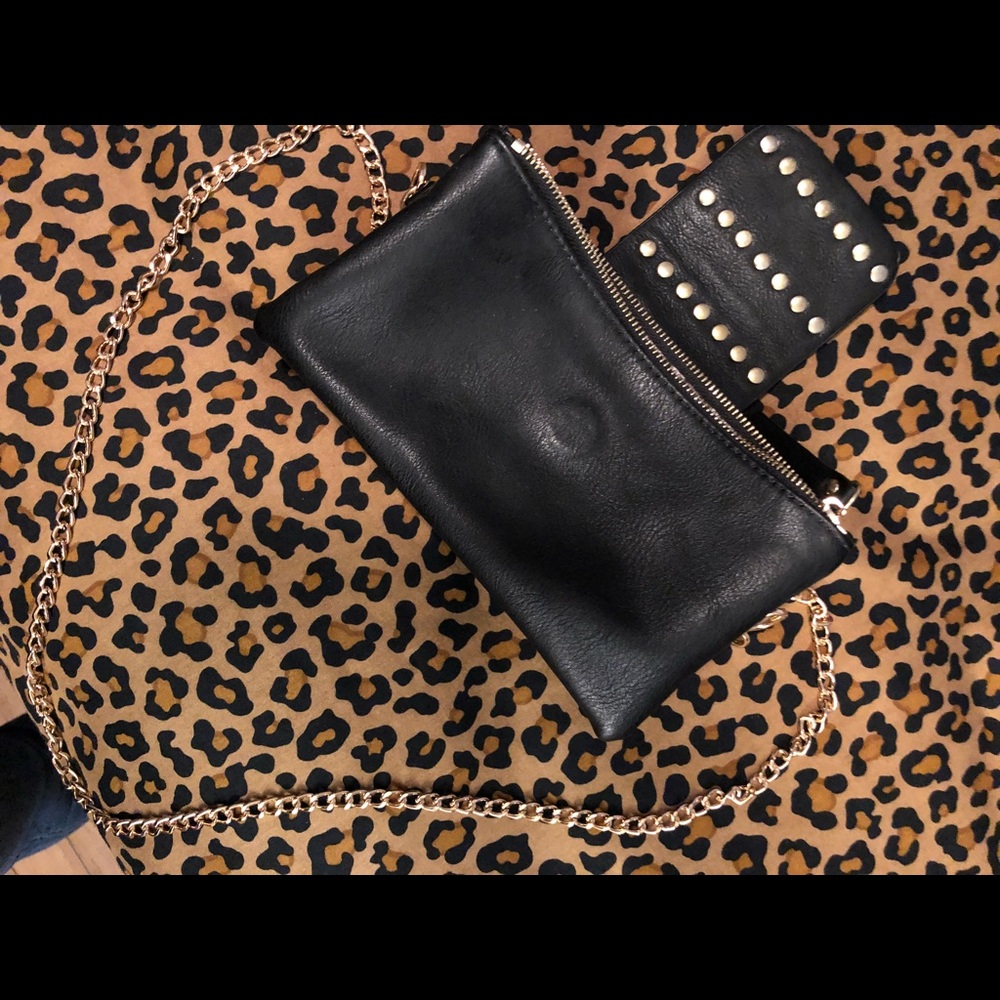 A black crossbody purse !!